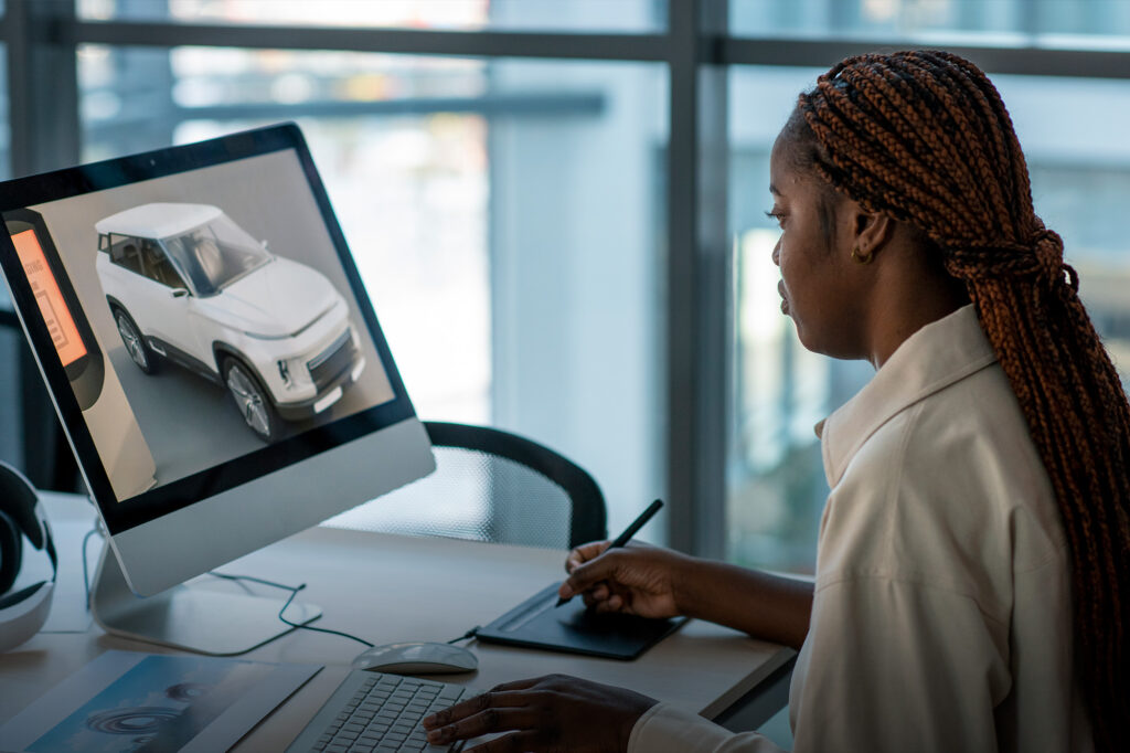 TP IMEP - Jeune femme assise devant un ordinateur utilisant une tablette graphique