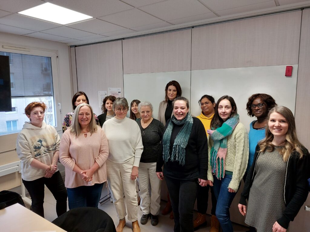 SAS Femmes du numérique - 13 femmes de différents âges, debout les unes à côté des autres