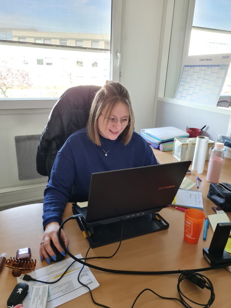 Mareva DENIEPORT SIRURGUET assise à son bureau en train de travailler sur l'ordinateur