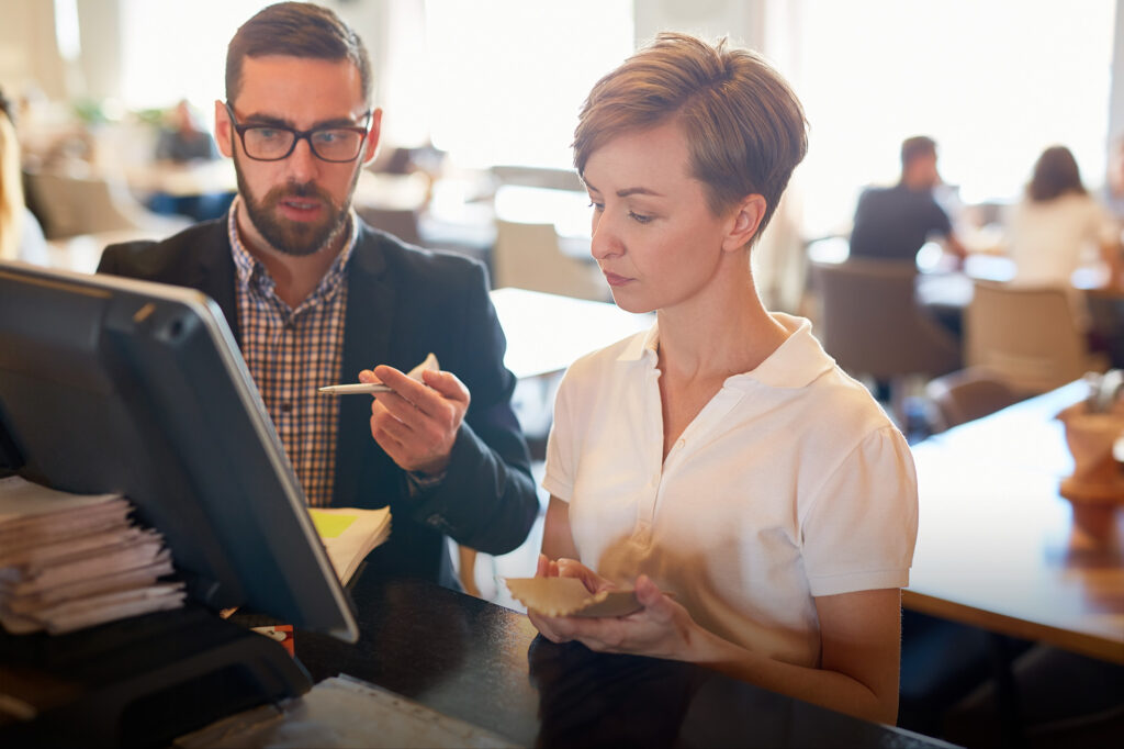 TP CDV - Homme et femme qui consultent une tablette tactile dans un commerce