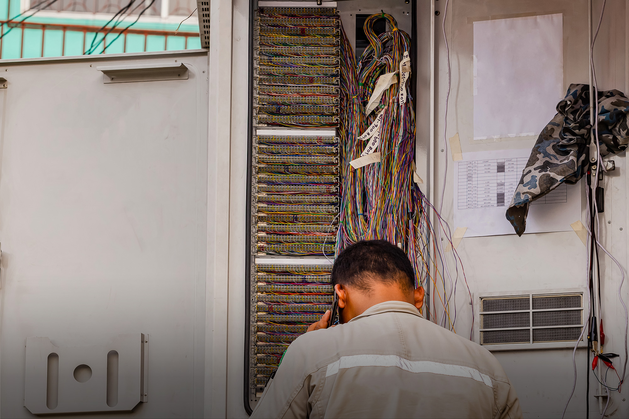 TP TRT - Technicien télécommunications sur le terrain en train d'intervenir sur des câbles coaxial