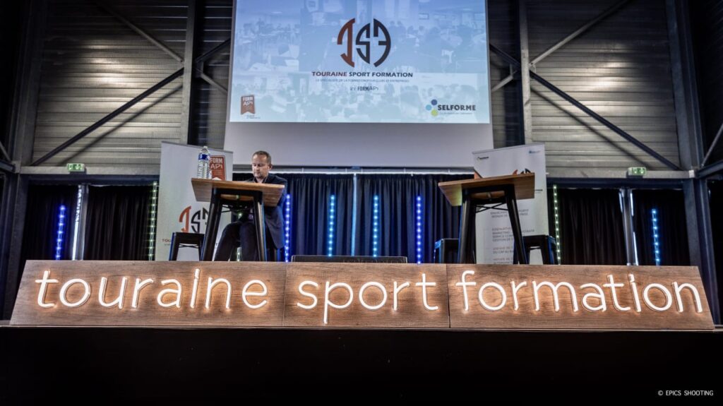 Soirée Touraine Sport Formation - Photo de la scène avec l'écran de projection