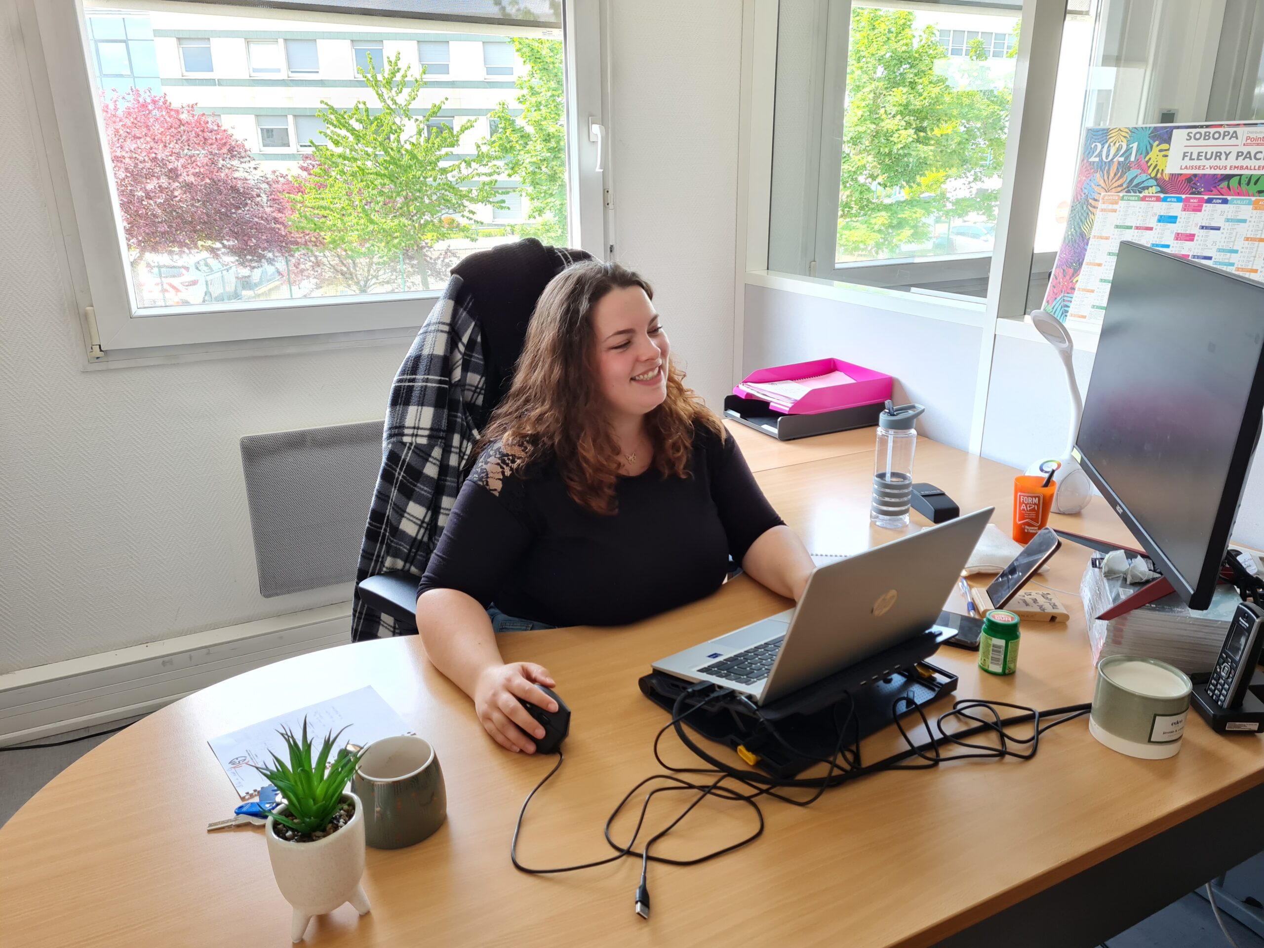 Alexia JEANNOT assise à son bureau chez SELFORME