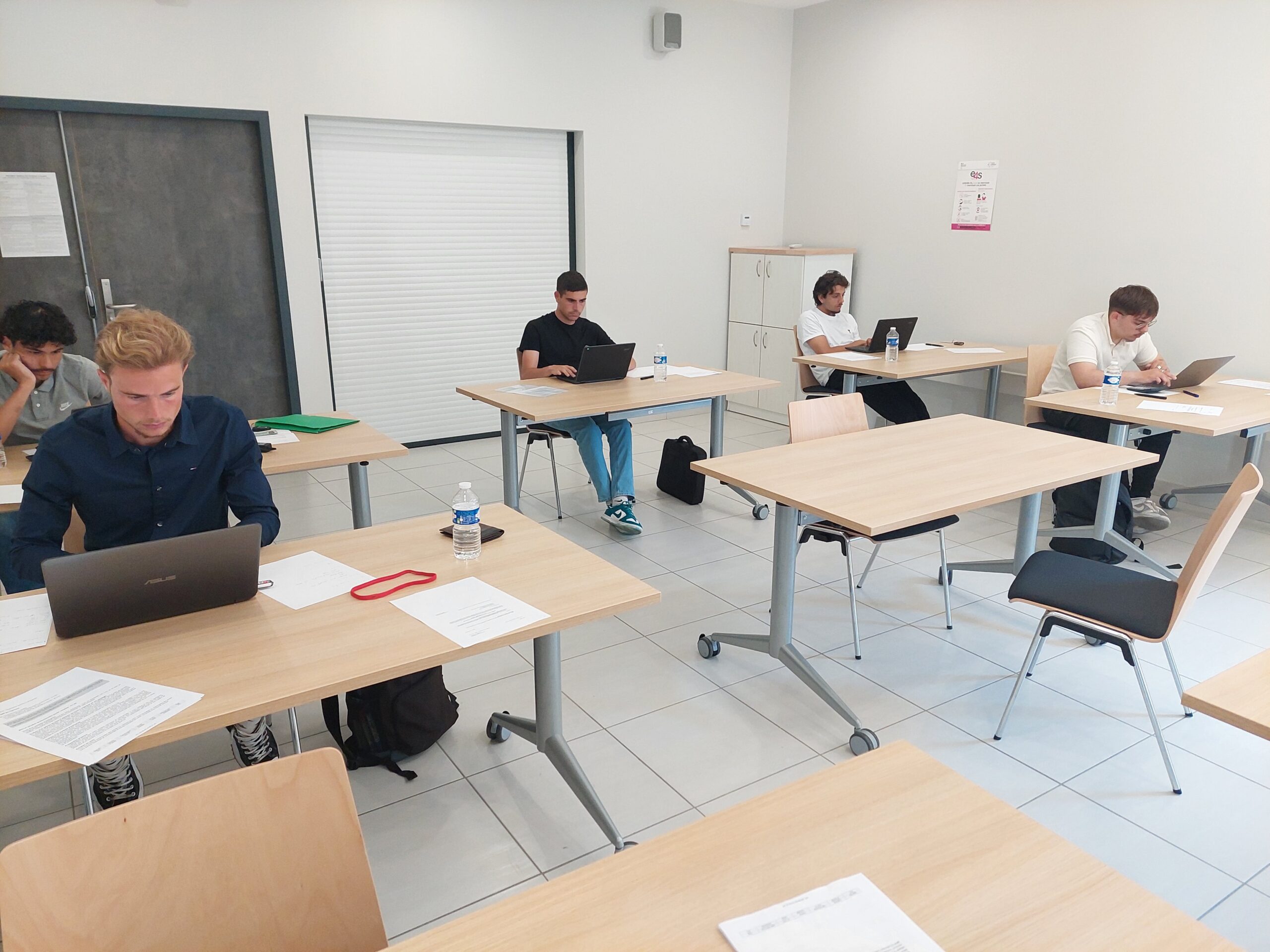 Certifications 2023 : Classe d'apprenants en train de passer leur examen