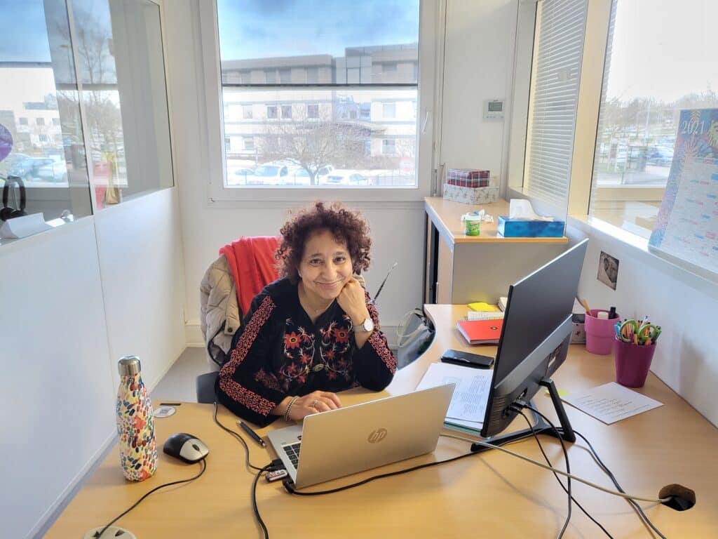 Dalila DESESQUELLES assise à son bureau chez SELFORME