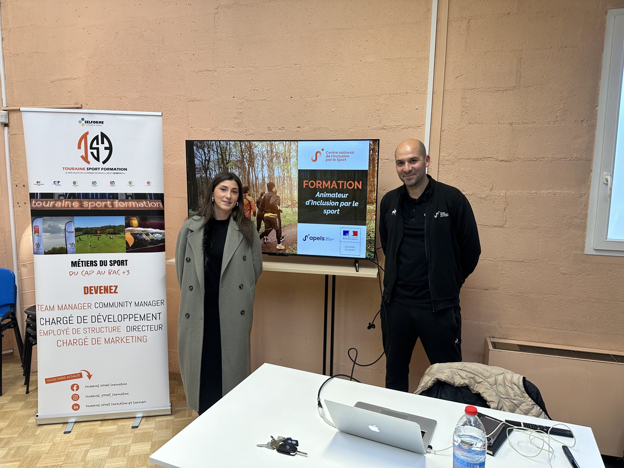 Formation : animateur d'inclusion par le sport - Mehdi BEN ZDIRA pose aux côtés de Touraine Sport Formation