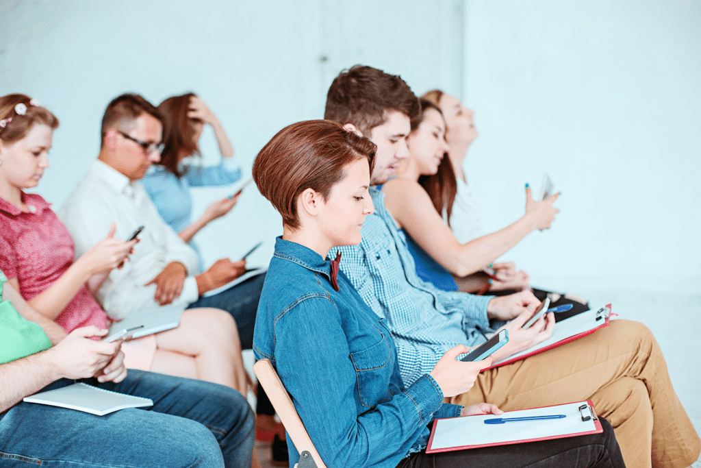 TP Formateur Professionnel d'Adultes - Adultes assis dans une classe
