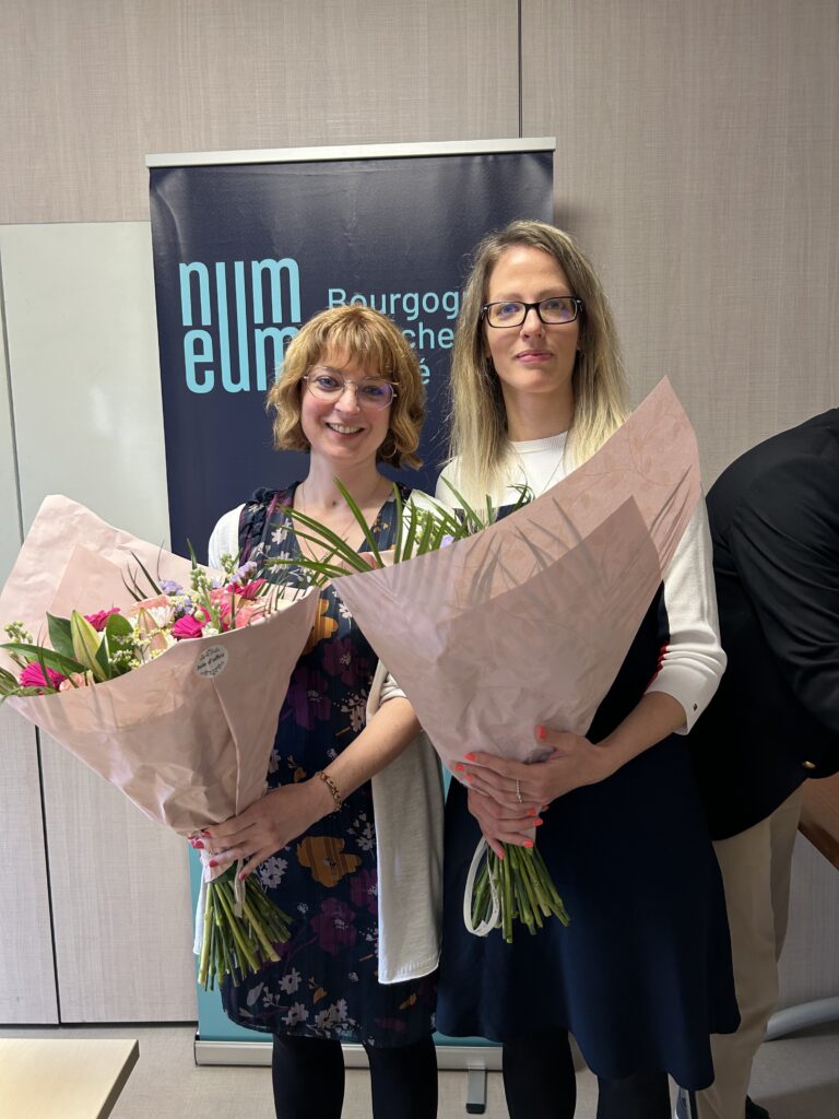 Bélinda LECOMTE (gauche) et Vanessa GARNIER (droite) avec les bouquets de fleurs dans les bras