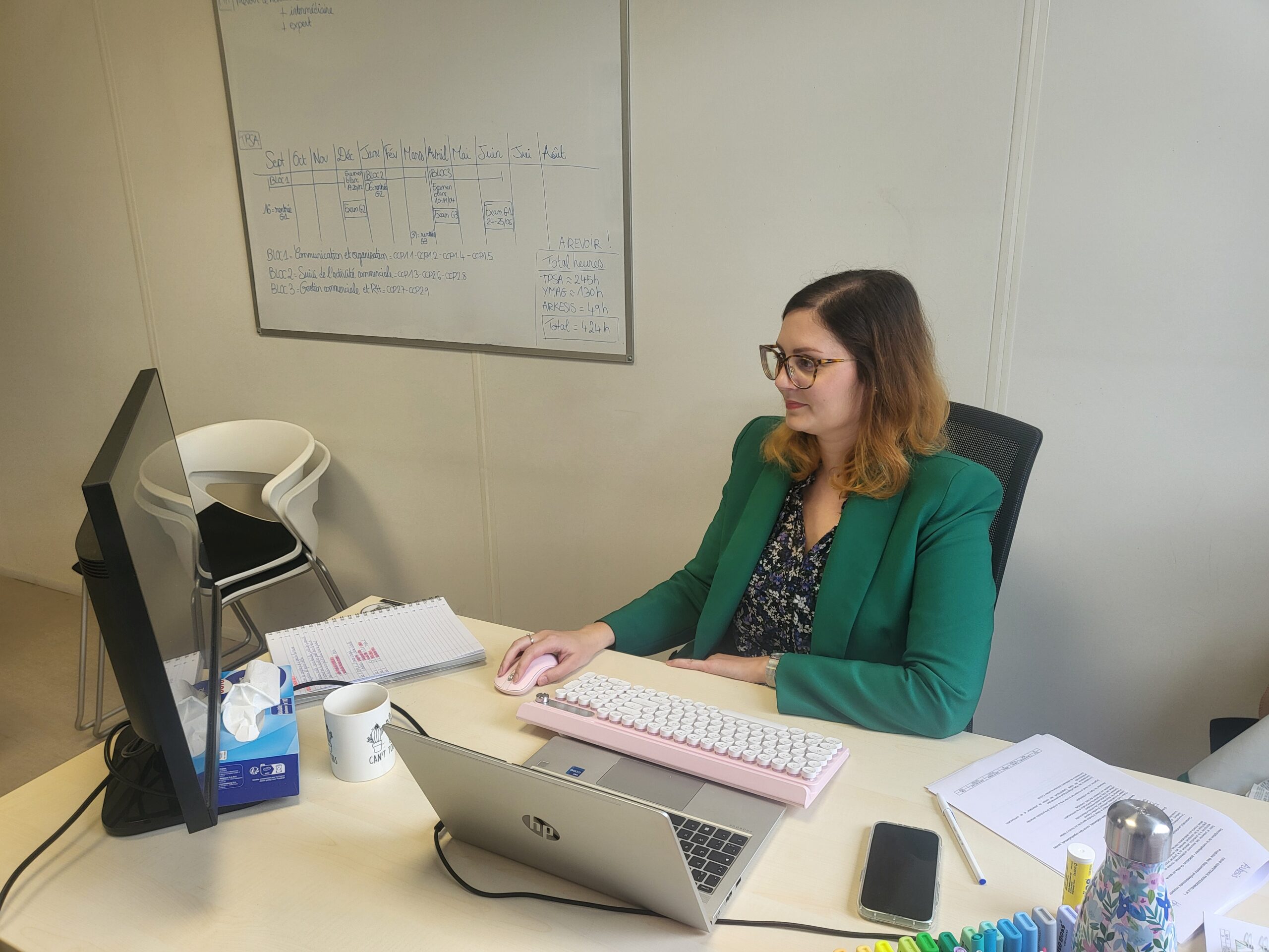 Charlotte CANART assise à son bureau