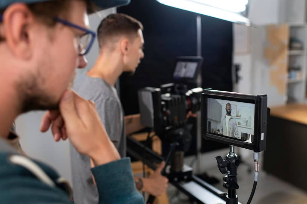 TP MAV - Deux personnes, de dos, surveillant la caméra qui filme une troisième personne
