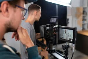 TP MAV - Deux personnes, de dos, surveillant la caméra qui filme une troisième personne